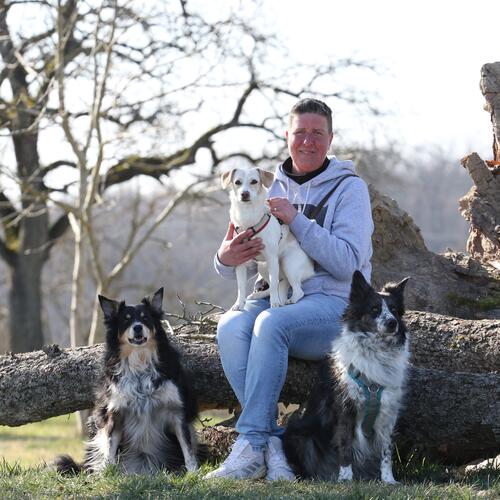 Alexandra Kühn mit ihren drei Hunden
